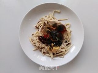 杏鲍菇拌皮蛋的做法步骤:5