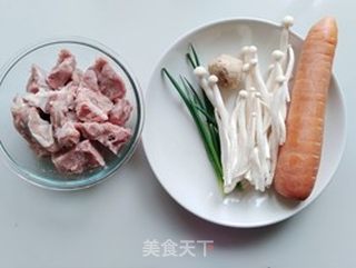 海鲜菇胡萝卜小排汤的做法步骤：1