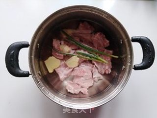 海鲜菇胡萝卜小排汤的做法步骤:2