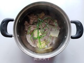 海鲜菇胡萝卜小排汤的做法步骤:4