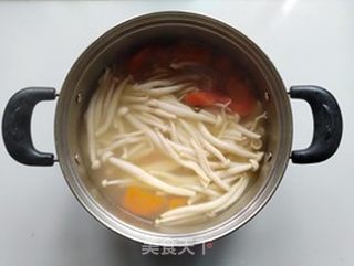 海鲜菇胡萝卜小排汤的做法步骤:7