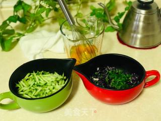 鲜虾鸡蛋甘蓝、黄瓜的做法步骤:2