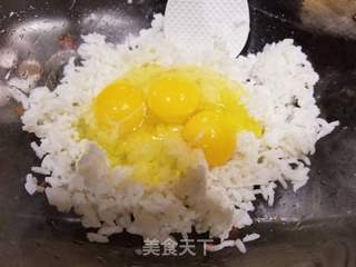 胡萝卜鸡蛋米饭饼的做法步骤:2