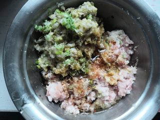 杂粮猪肉酸菜水煎包的做法步骤:7