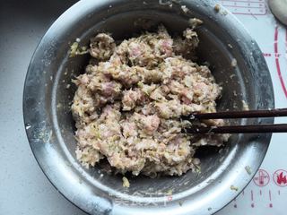 杂粮猪肉酸菜水煎包的做法步骤:8