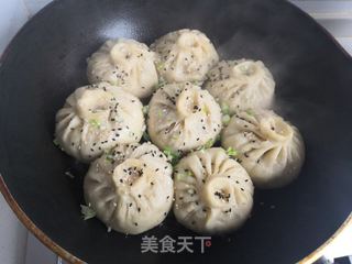 杂粮猪肉酸菜水煎包的做法步骤:23