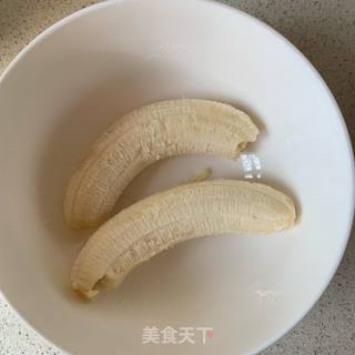 香蕉鸡蛋饼的做法步骤:2
