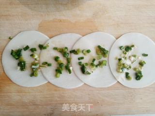 饺子皮葱油饼的做法步骤:2