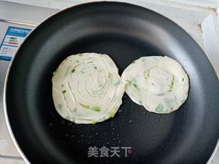 饺子皮葱油饼的做法步骤:7