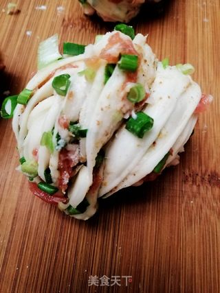 葱香肉花卷的做法步骤:7