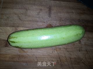 西葫芦鸡蛋饺子的做法步骤:2