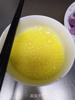 洋葱炒鸡蛋的做法步骤:2