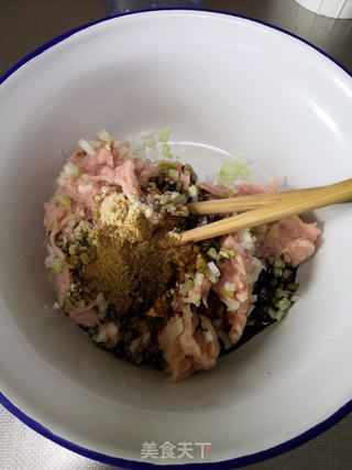 梅菜肉饼的做法步骤：5