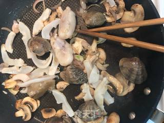 白酱海鲜意大利面的做法步骤:4