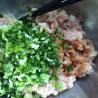 芹菜煎饺的做法步骤:2