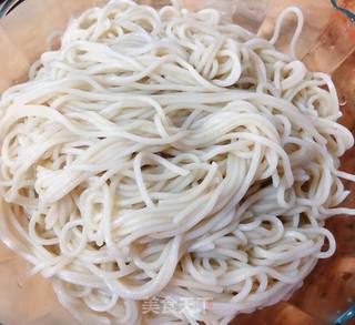 茄子胡萝卜炒面的做法步骤:2