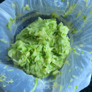 西葫芦鲜肉包的做法步骤:4