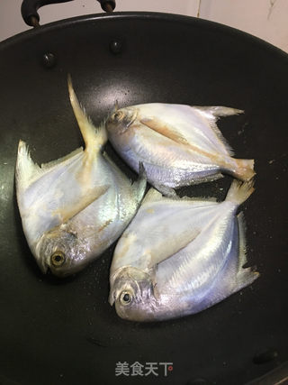 蒜蓉焖䲝鱼的做法步骤:3