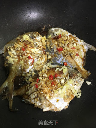 蒜蓉焖䲝鱼的做法步骤:6