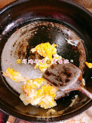 海鲜坚果蛋炒饭的做法步骤:2