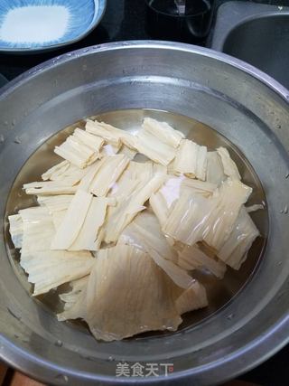 黄豆酱拌腐竹的做法步骤：1