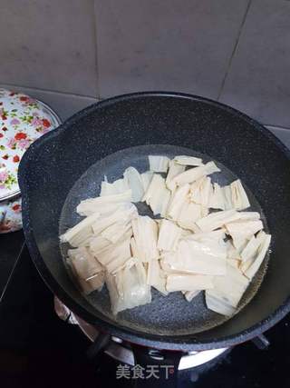 黄豆酱拌腐竹的做法步骤：2