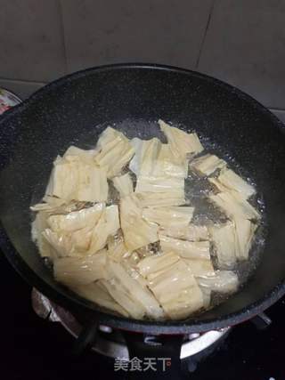 黄豆酱拌腐竹的做法步骤：3