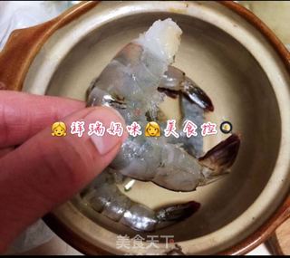 海鲜坚果蛋炒饭的做法步骤：1