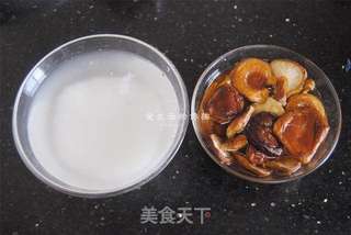 香菇鸡肉焖饭的做法步骤:2