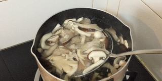 清淡的炒菌菇的做法步骤:2