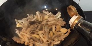 清淡的炒菌菇的做法步骤:4