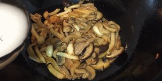 清淡的炒菌菇的做法步骤:5
