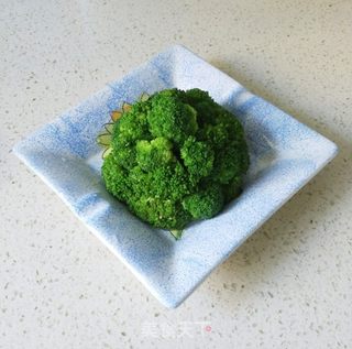 凉拌西兰花的做法步骤:3