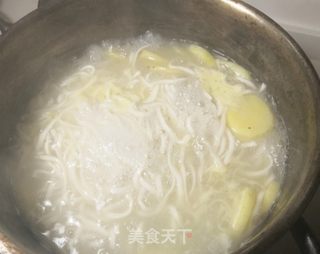 鲜土豆面的做法步骤:7