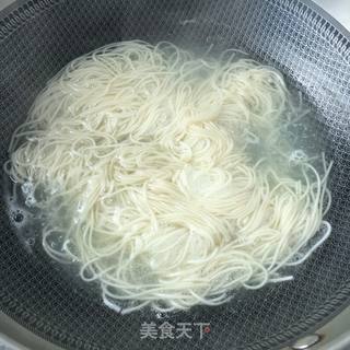 “懒人餐”煮肉时蔬酸辣汤面的做法步骤:3