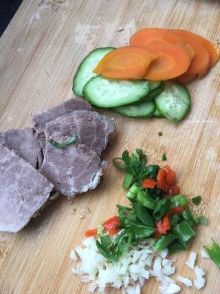 “懒人餐”煮肉时蔬酸辣汤面的做法步骤:8