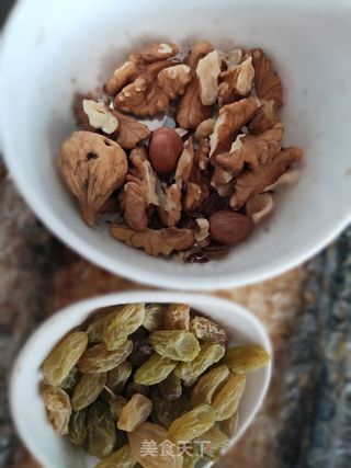 核桃香蕉麦片粥的做法步骤:3