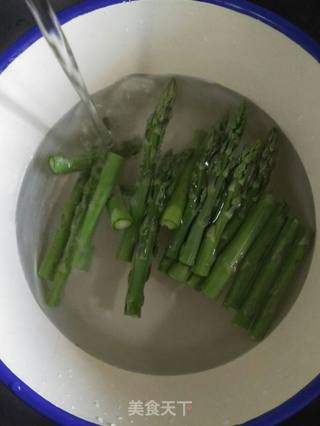 番茄酱拌芦笋的做法步骤:4