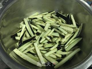 砂锅肉末茄子煲的做法步骤：1