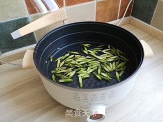 腊肠芦笋炒鸭蛋的做法步骤:5