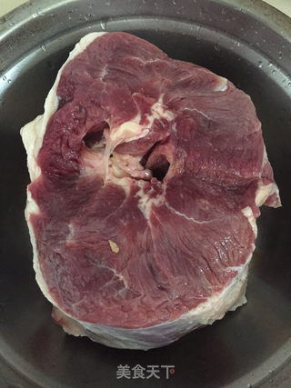 卤牛肉的做法步骤：1