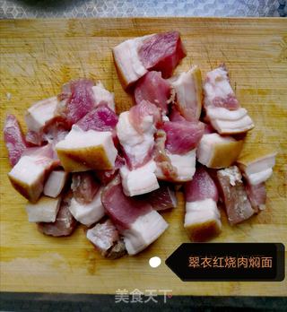 翠衣红烧肉焖面的做法步骤:2