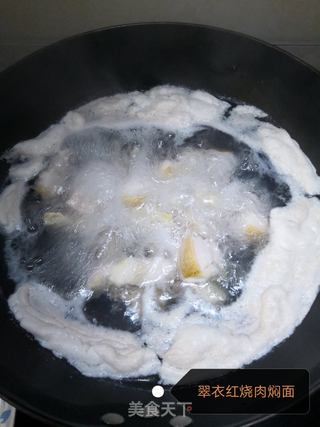 翠衣红烧肉焖面的做法步骤:4