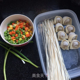 蚝油馄饨汤面的做法步骤：1