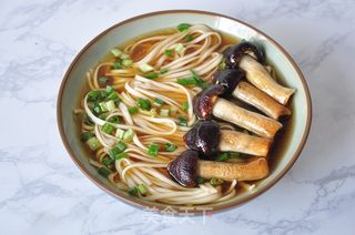 菌菇汤面的做法步骤:7
