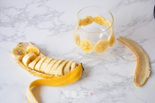 火龙果香蕉思慕雪的做法步骤:2