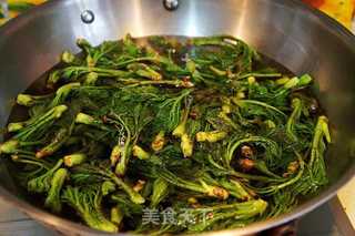 凉拌刺老芽的做法步骤:2