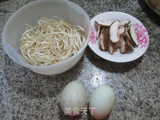 香菇鸭蛋炒面的做法步骤：1