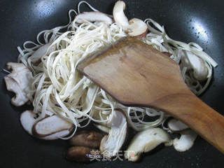 香菇鸭蛋炒面的做法步骤：4