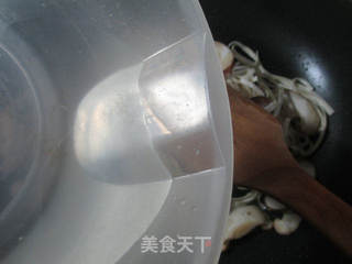 香菇鸭蛋炒面的做法步骤：5